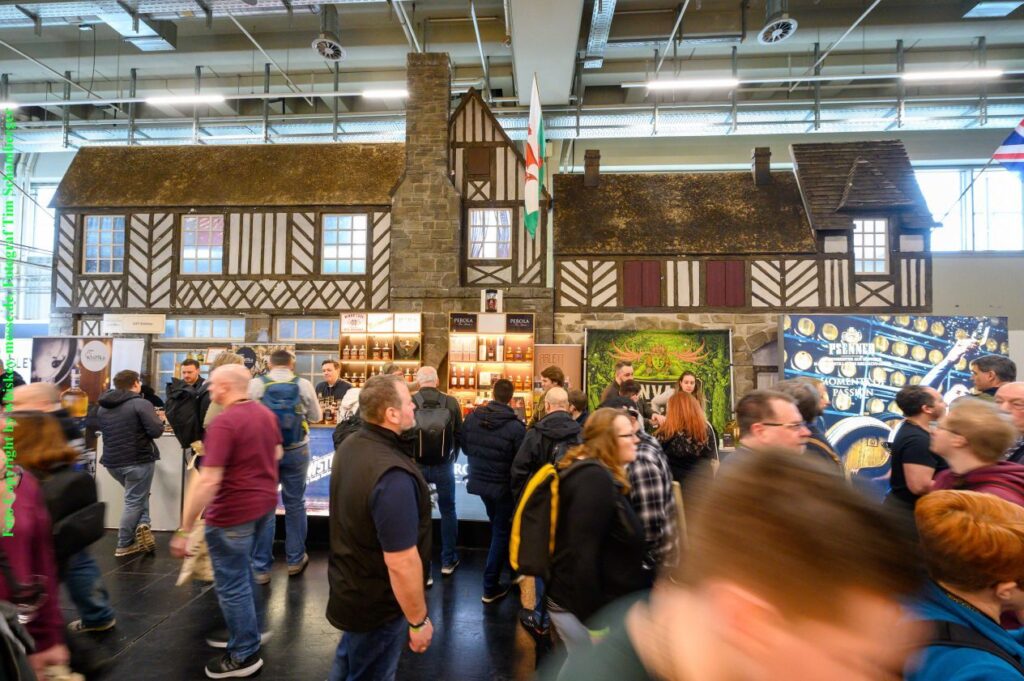 Kulisse der Whiskymesse The Village mit Menschen davor