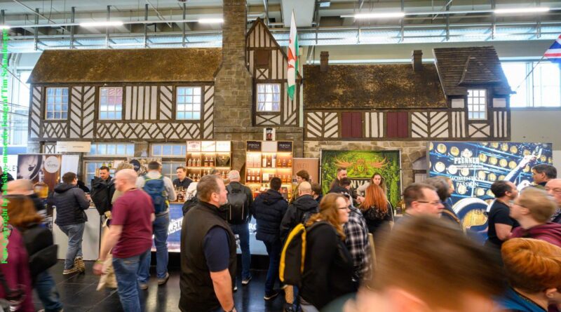 Kulisse der Whiskymesse The Village mit Menschen davor